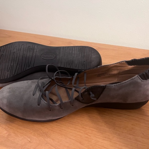 Comfortiva with pillowtop ballet flats. Light grey leather upper. Elastic straps - Picture 6 of 7